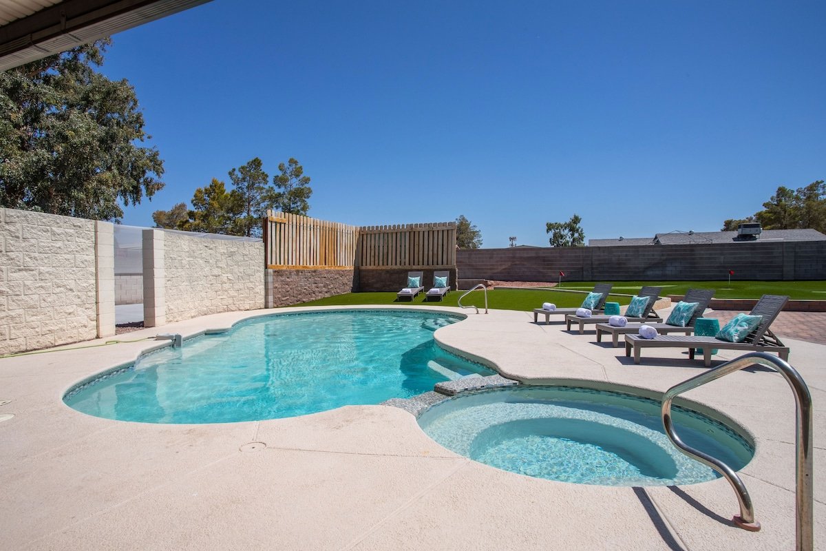 6 BR Luxury Private Pool, Pickle Ball, Golf & More gallery image 3