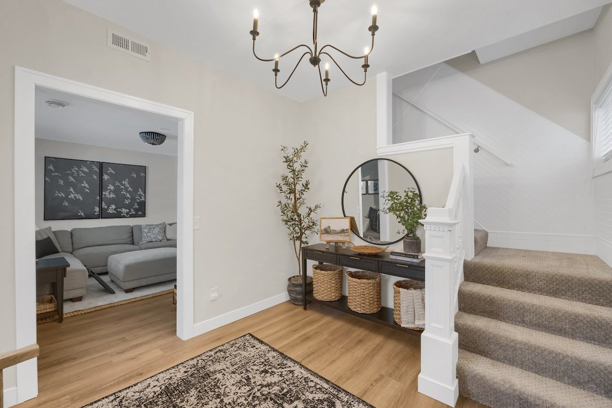 Cozy home in St. Paul, King bed gallery image 4