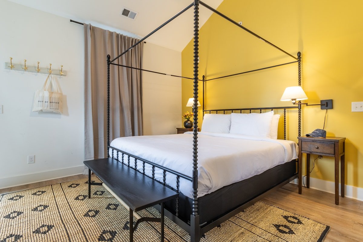 Sleeps 24 | 5mins to DT | 2 4BR Suites at Magnolia gallery image 5