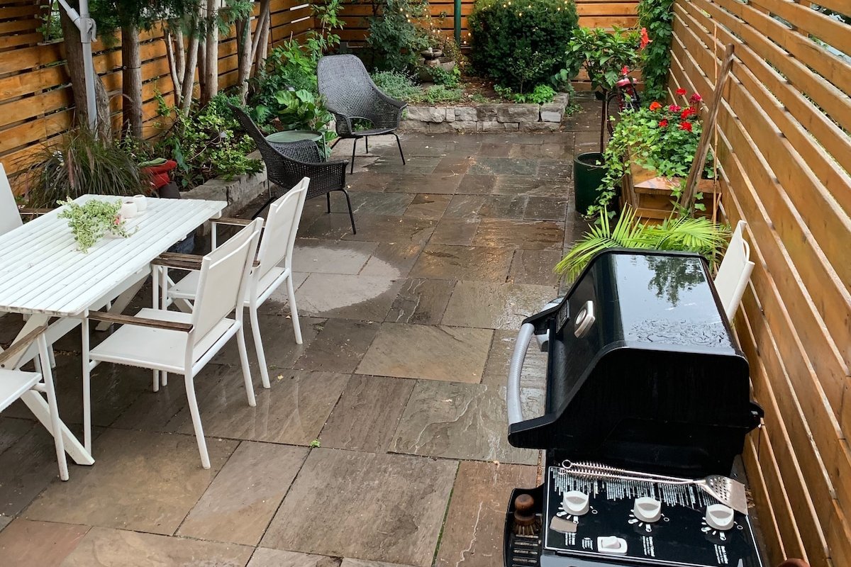 Trinity Bellwoods Open-Concept Century Home gallery image 3