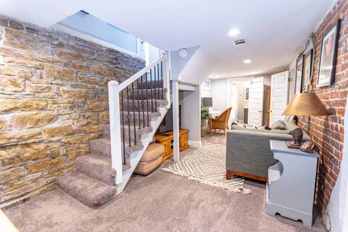 5-Bedroom Victorian Home| Private Yard |Sleeps 10 gallery image 5