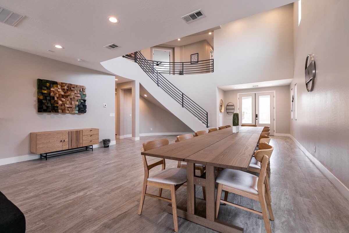 6 bedroom mansion w/ amazing backyard pool! gallery image 3