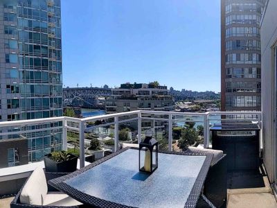 Penthouse w/ 3 Decks on Seawall with Water Views.