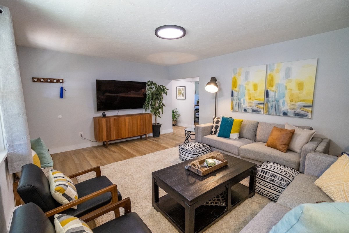 Family + Pet-friendly, sleeps 16 gallery image 2