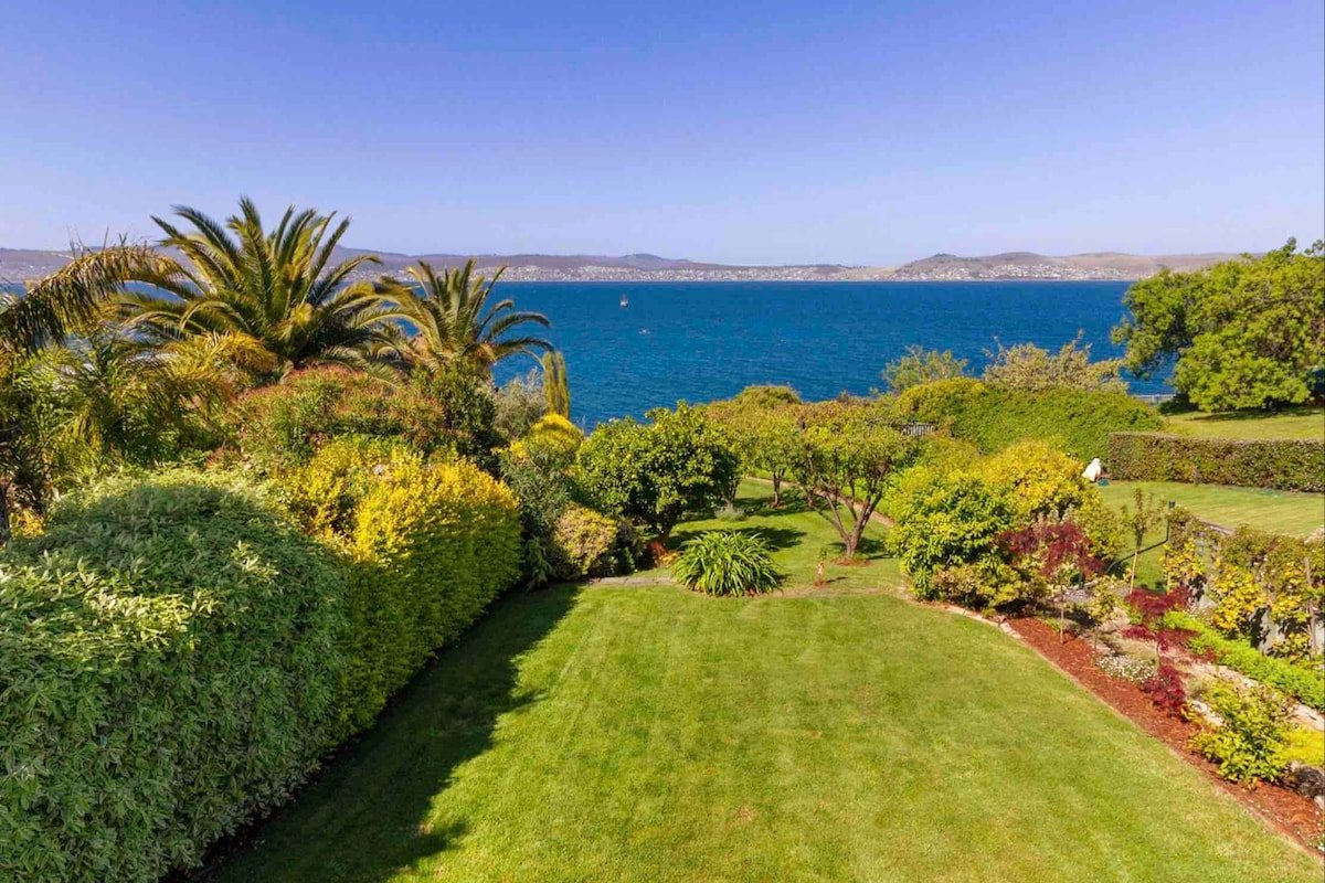 Absolute Waterfront Sandy Bay + Beach + EVcharger gallery image 2