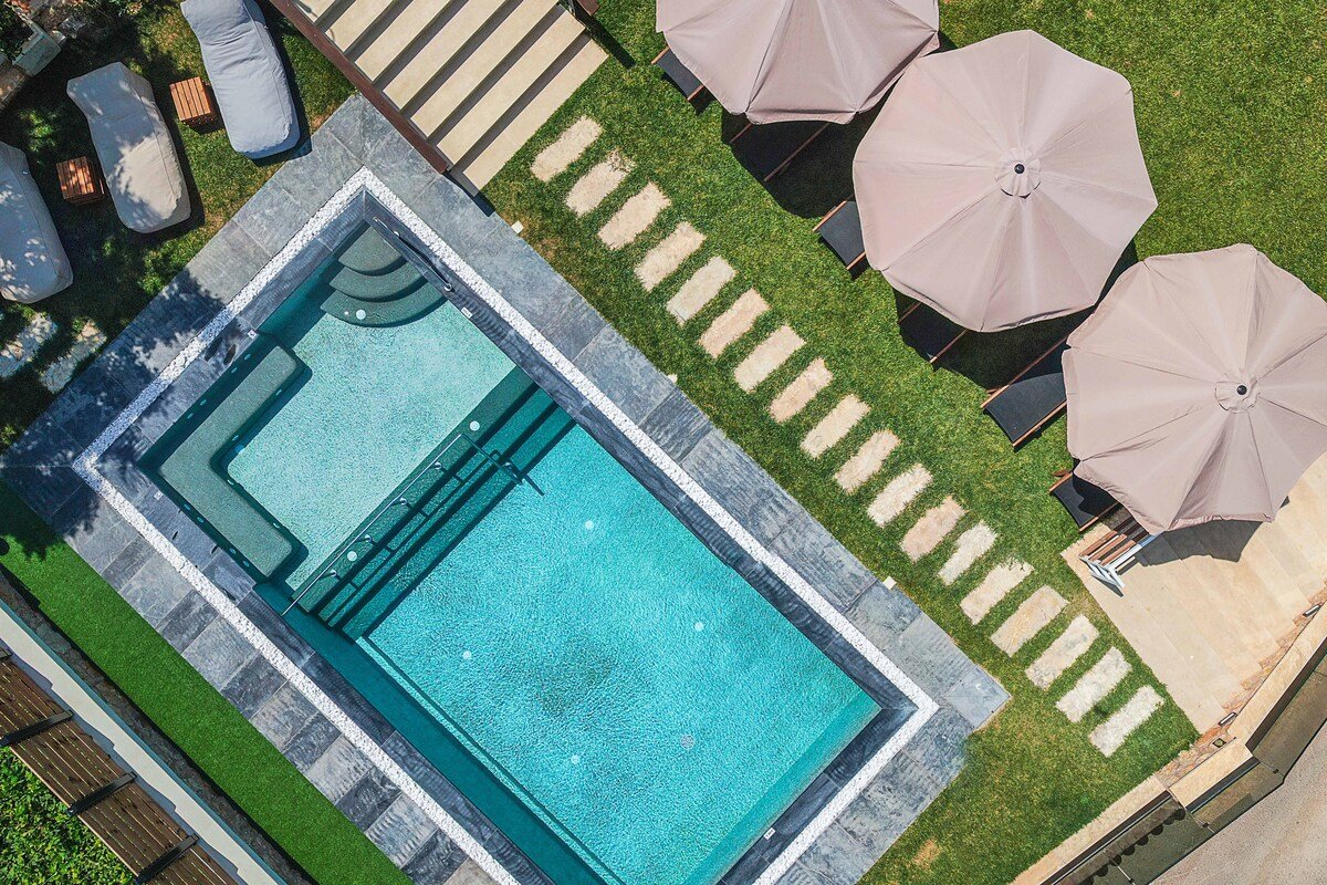 Staras Villa | Heated Pool and Jacuzzi gallery image 3