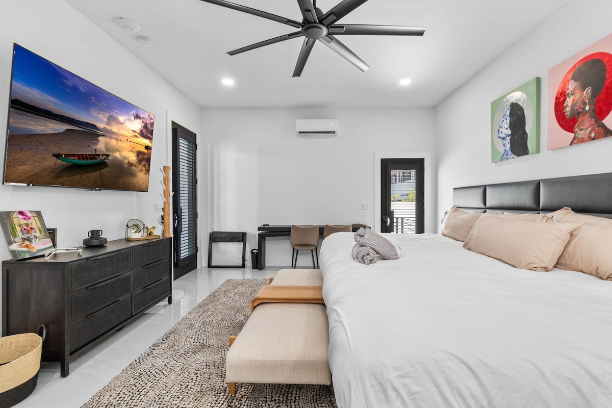 10 Bdrm / 14 Bath Mansion – S. Tampa | Pool | Spa gallery image 3