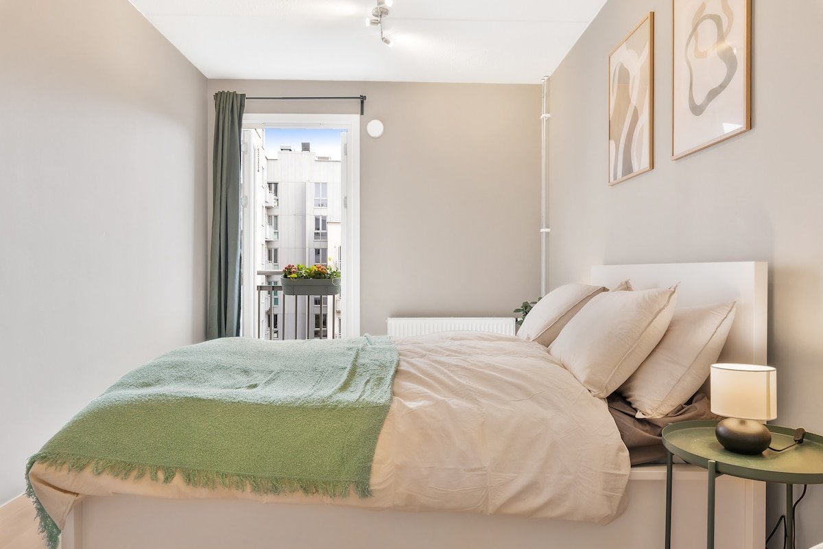 4BR City Center: 2 Balcony + *Free Parking* gallery image 4