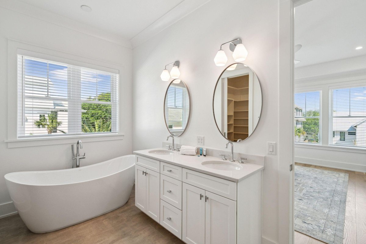 619 Carolina / C Escape / Brand New Custom Home gallery image 2