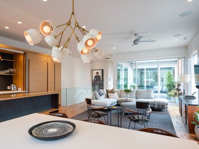 Central Downtown Luxury Contemporary Residence 301