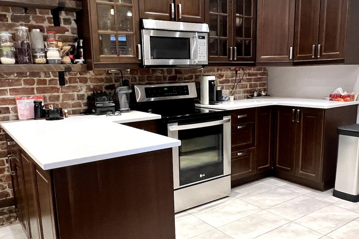 Cozy, gorgeous, A+ situated apt gallery image 5