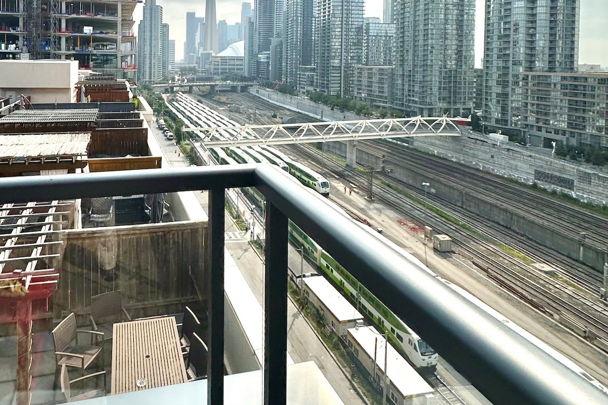 Cosy Designer Apartment with CN Tower View 2BR/1D gallery image 5