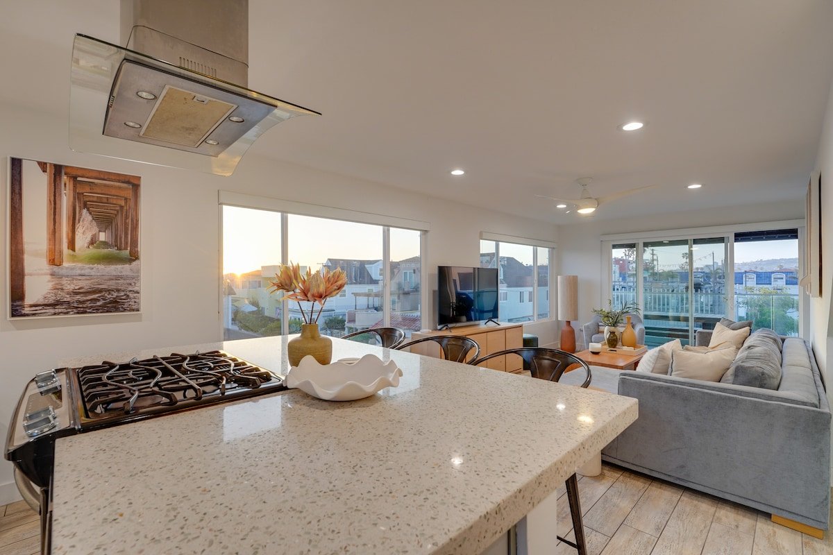 Modern Beach House Steps to Beach w/ Rooftop Deck gallery image 4