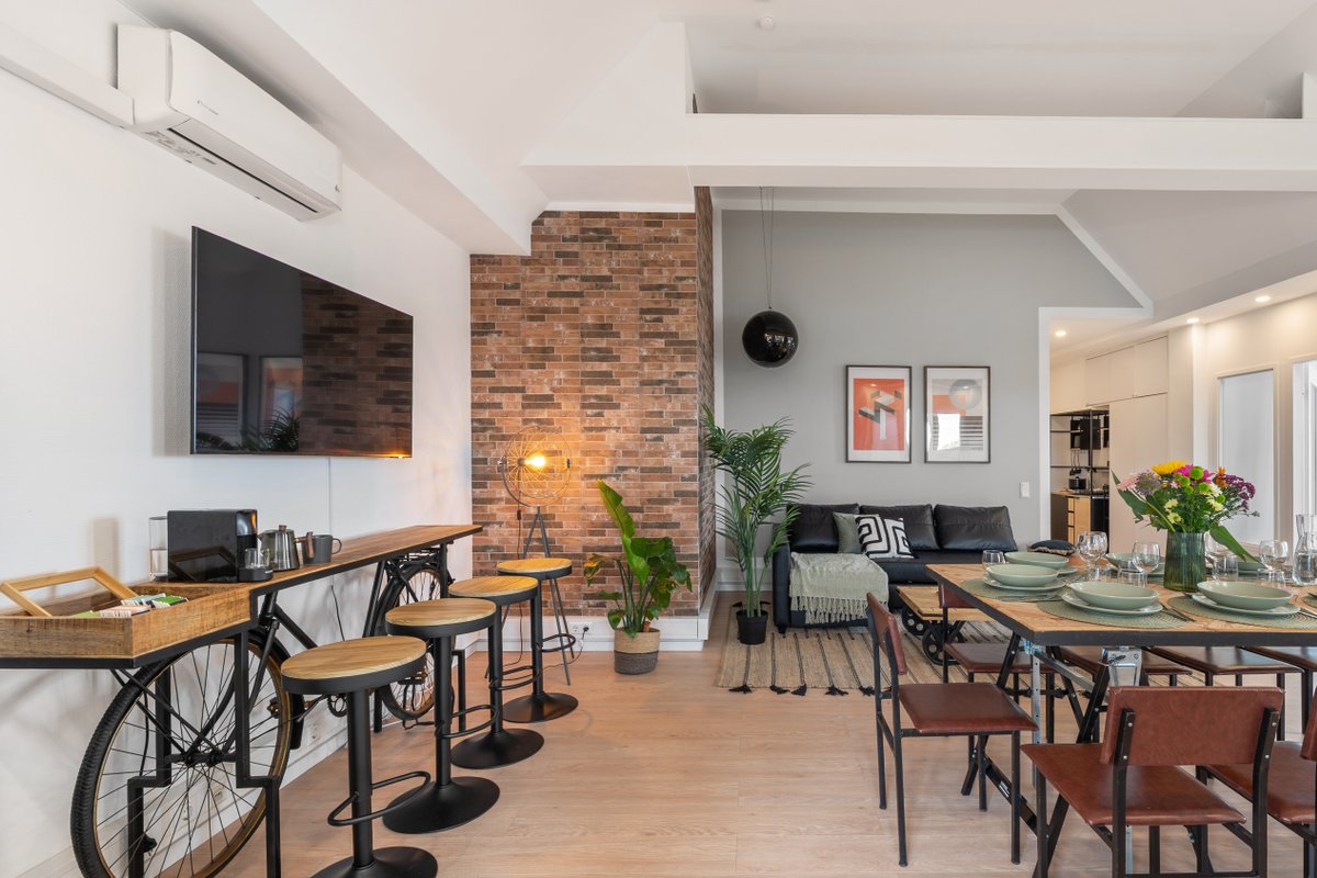 180m2 Urban Loft – Balcony – Parking – 20 pax.