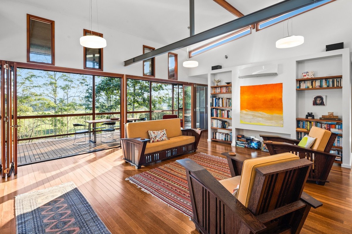 Stunning Retreat, River Frontage & Mountain Views gallery image 4