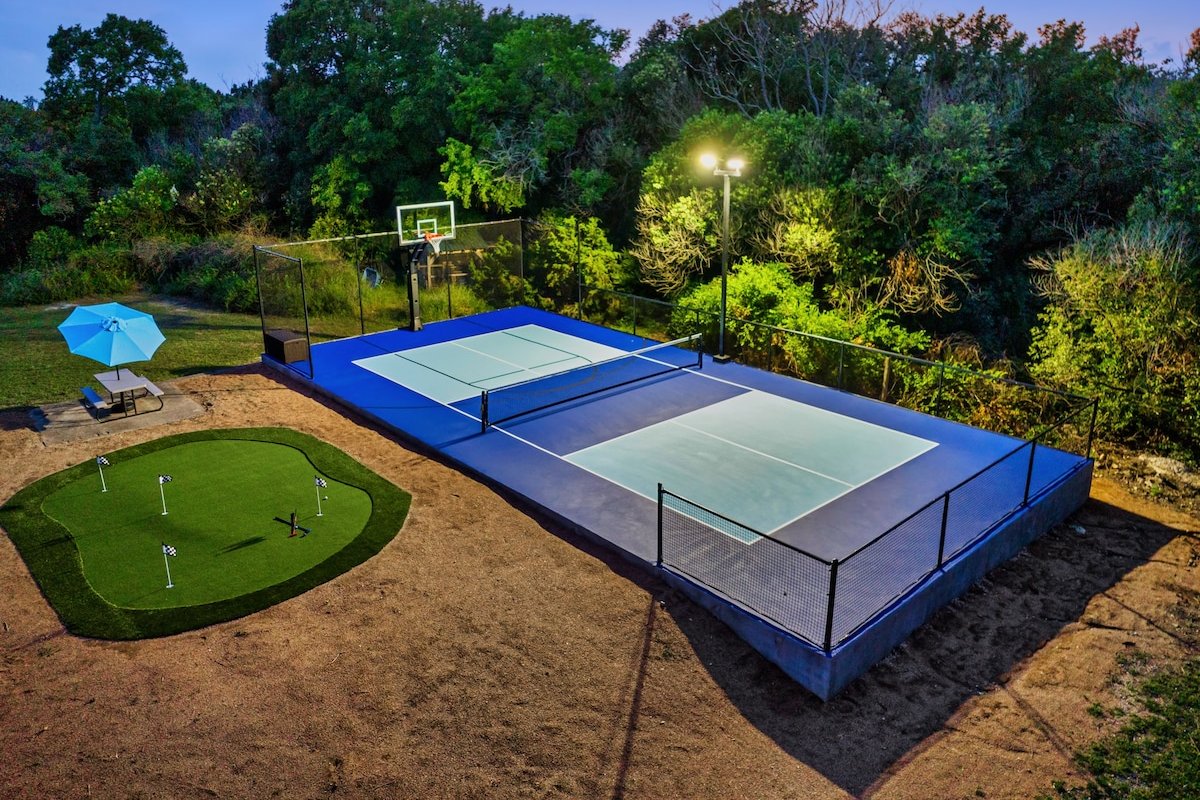 Near Downtown~Pool on 2 Acres~Pickleball~Sleeps 22 gallery image 3