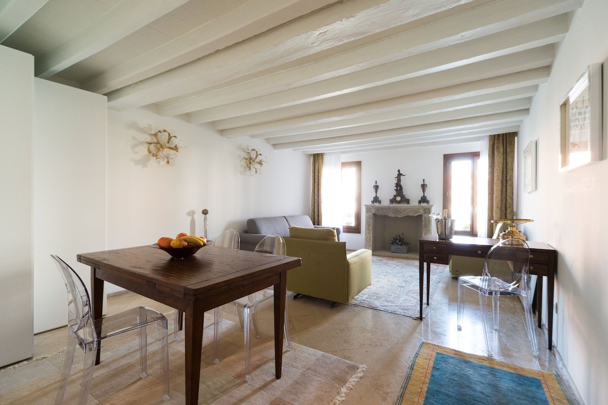 Grand Canal next to Guggenheim gallery image 2