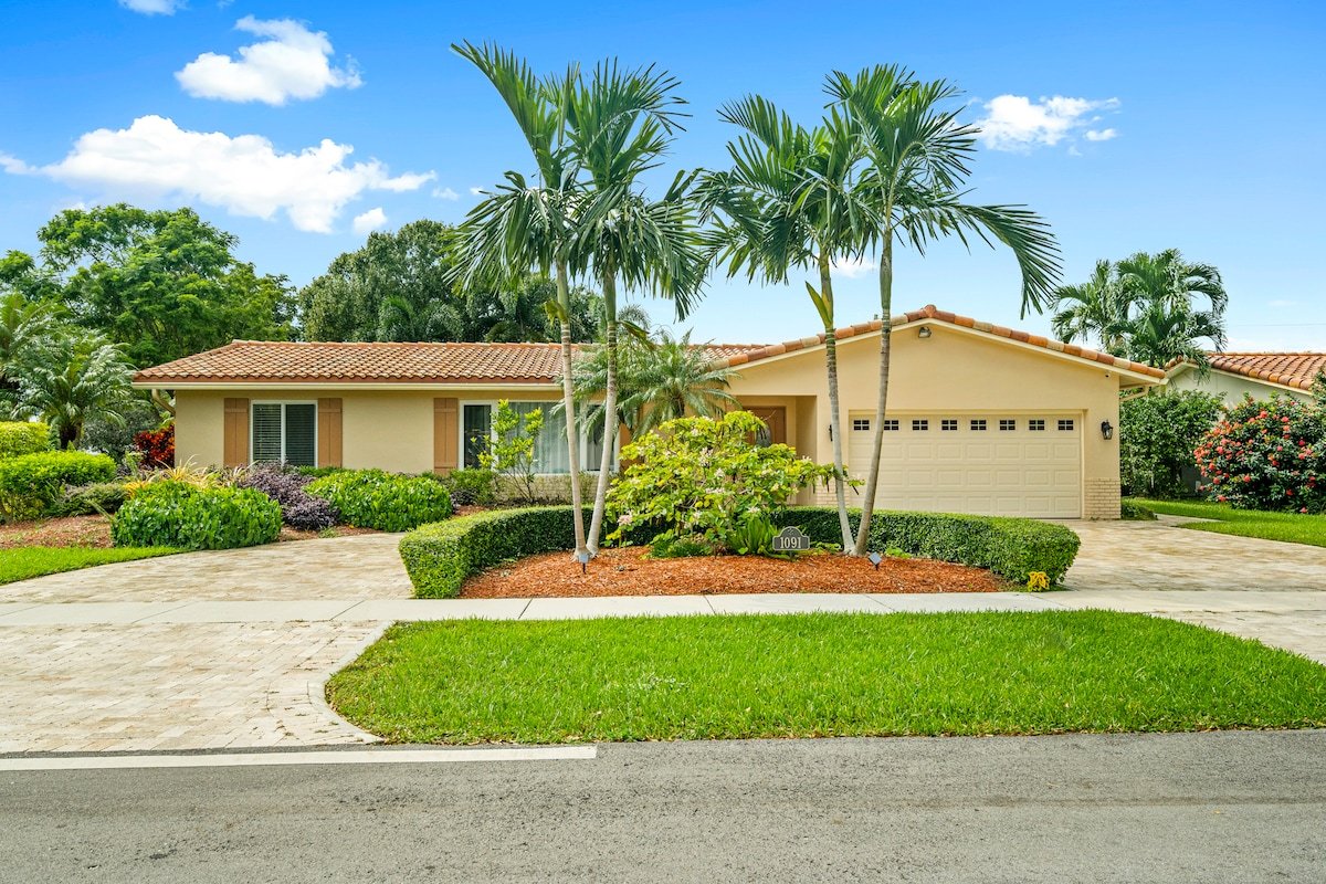 Spacious 4BR/3BA pool home, stylishly decorated gallery image 5