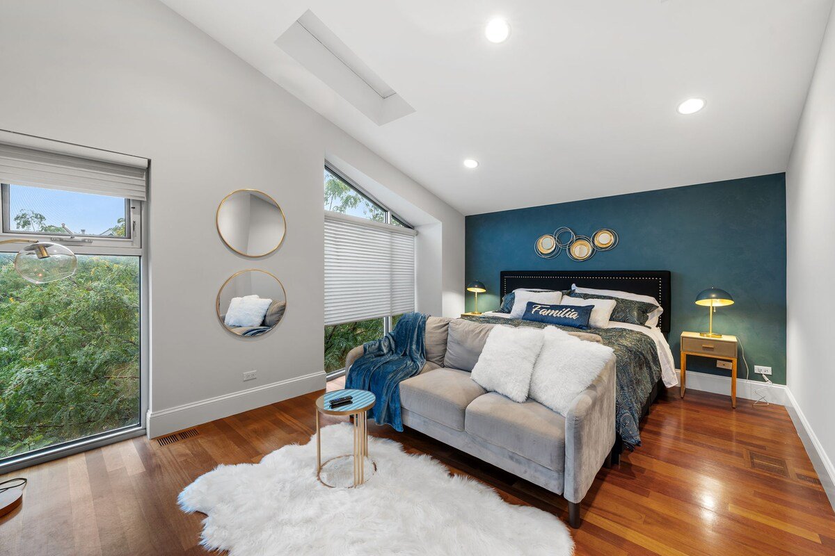 Wicker Park 4BD Home with Theater Room & Rooftops gallery image 4