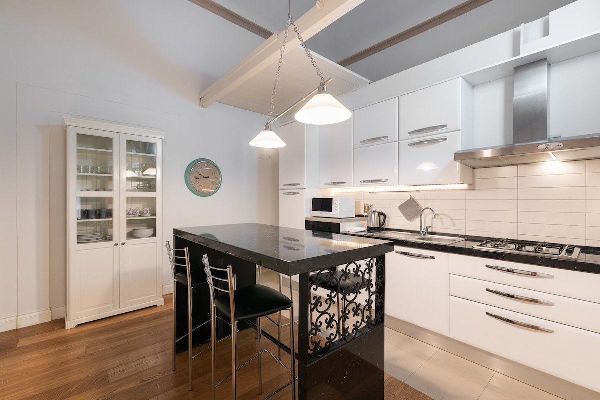 Incredible Frescoed Apartment next to Uffizi gallery image 5