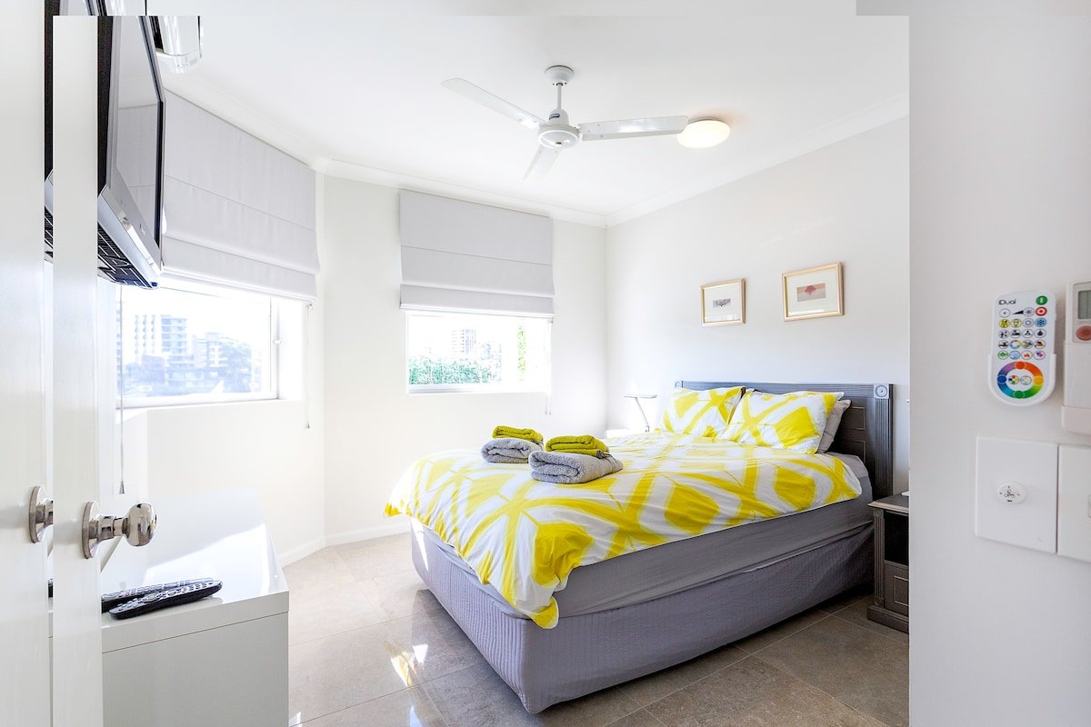 Luxury Waterfront 3BR Apartment gallery image 3