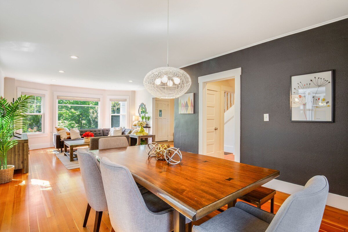 Charming Queen Anne Retreat gallery image 3