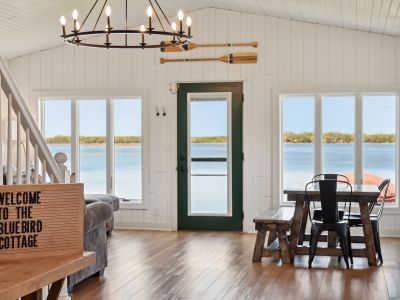 Bluebird Cottage on Clearwater Lake