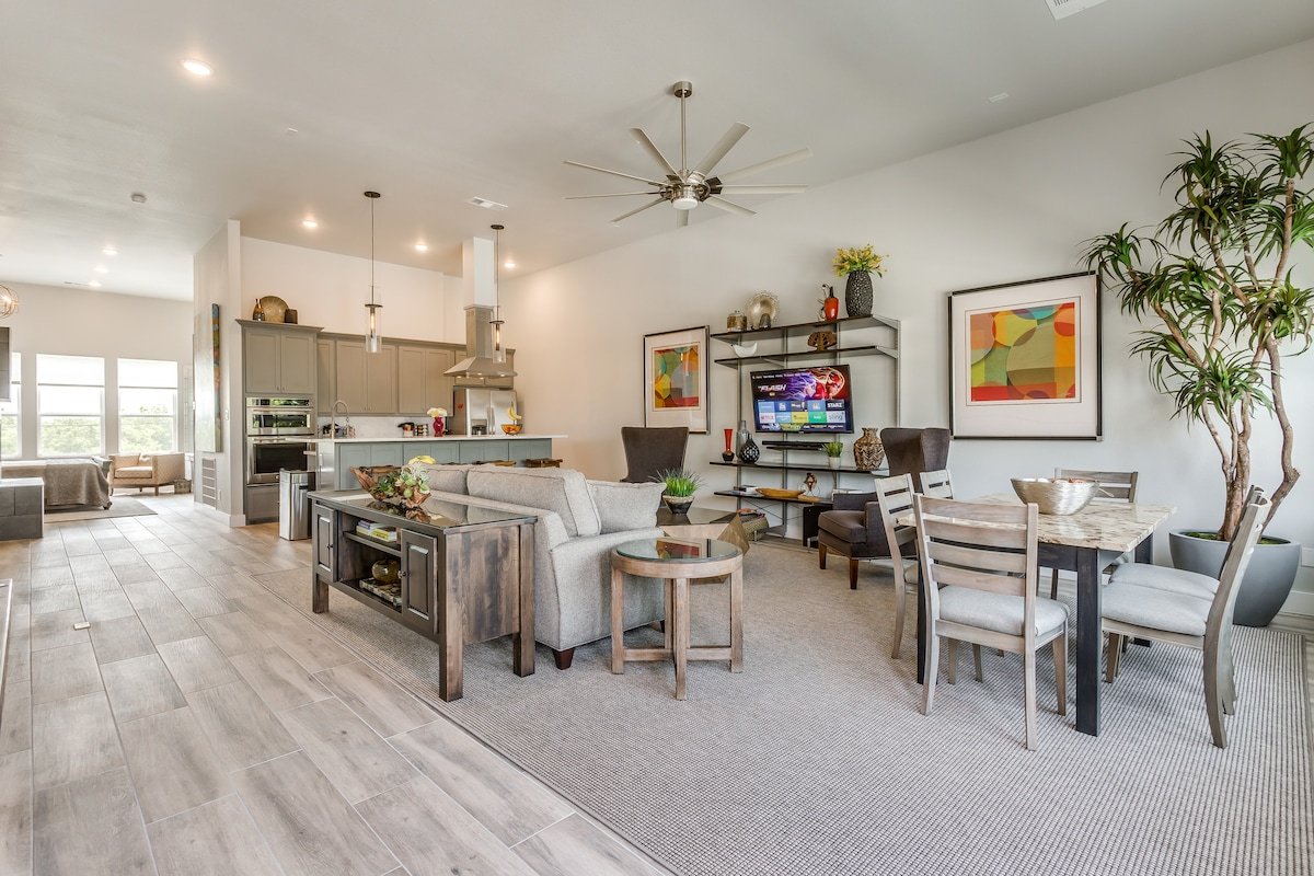 LUXURY 2000 SF TOWNHOME IN TRENDY S MAIN DISTRICT gallery image 2