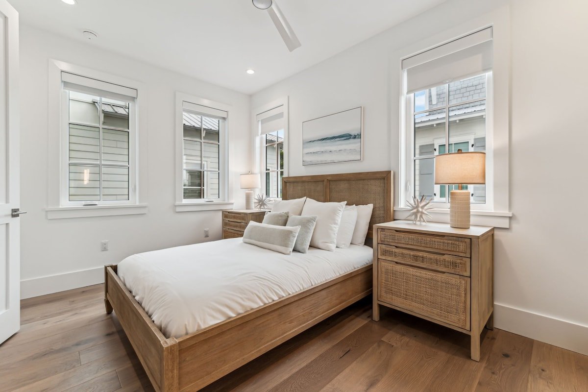 Luxe brand-new home 2-min to Peddler’s Pavilion gallery image 3