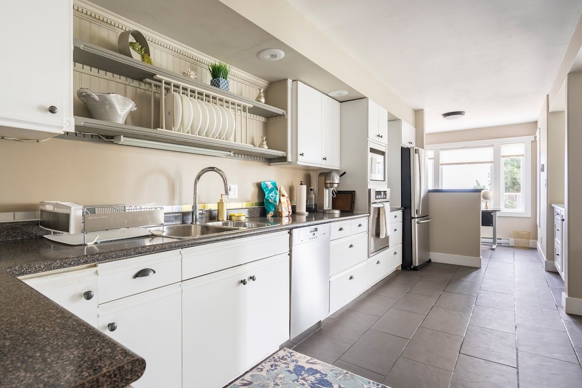 Steps to best sandy beach! Stunning oceanview home gallery image 4