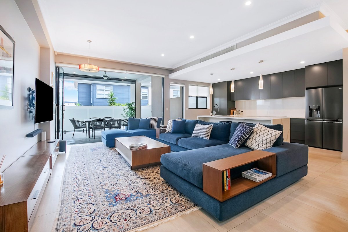 The Stuart: Tri-Level Luxury with Poolside Dining gallery image 5