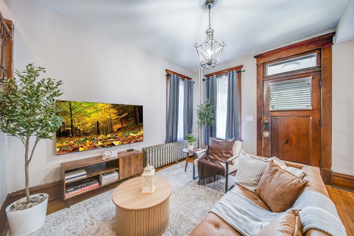 Exquisite Modern Historic Home Near Campus/Stadium gallery image 4