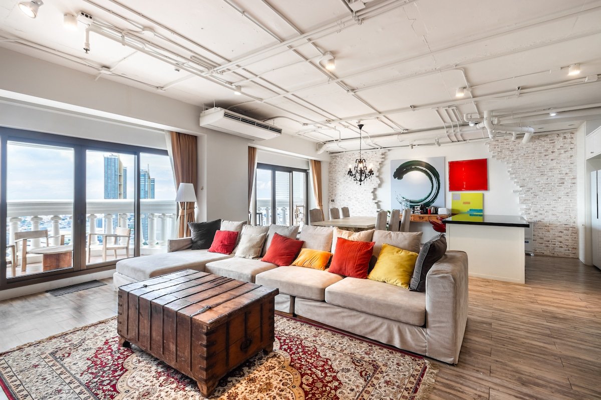 Designer Loft with Stunning RiverView+Free Pick-Up gallery image 2