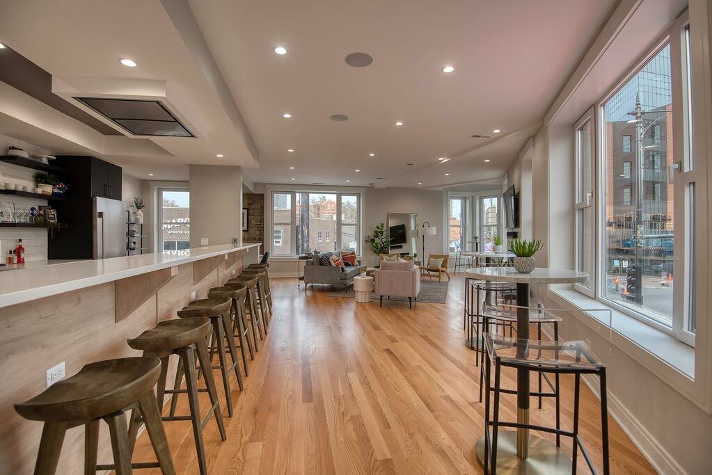 The Waveland Room 4 Bed/4bath Private Roof-Deck! gallery image 5