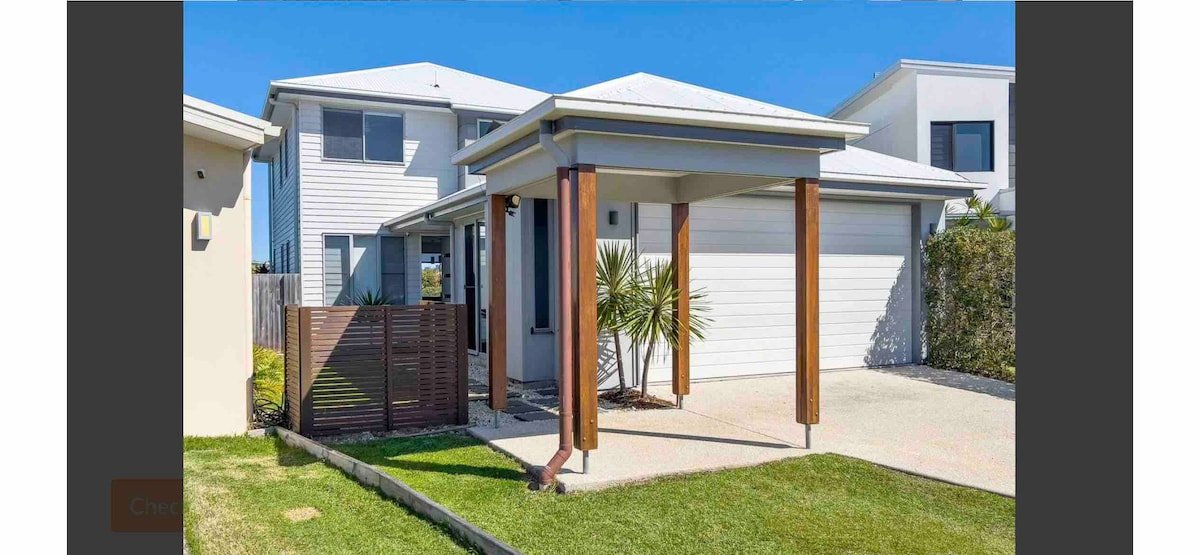 Serenity SEA LAKE HOUSE Pet Friendly, pool on lake gallery image 5