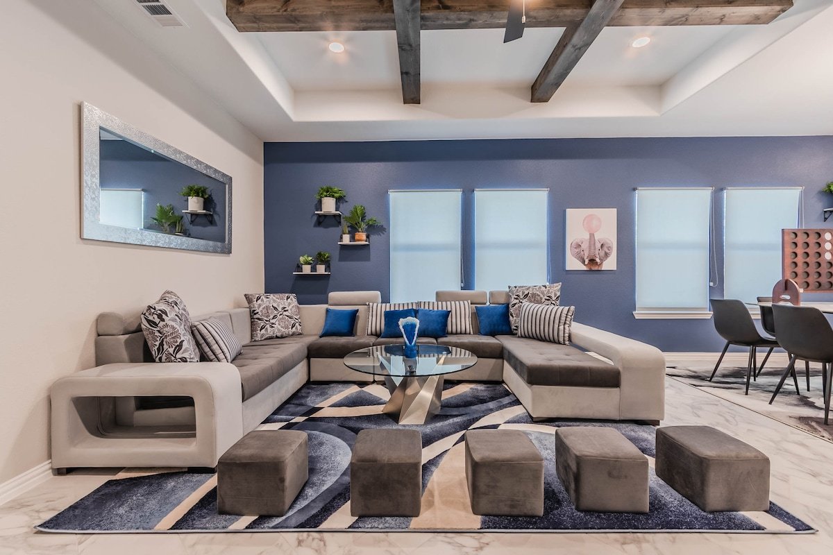 Modern Room Near Downtown, Zoo, Uptown & More gallery image 4