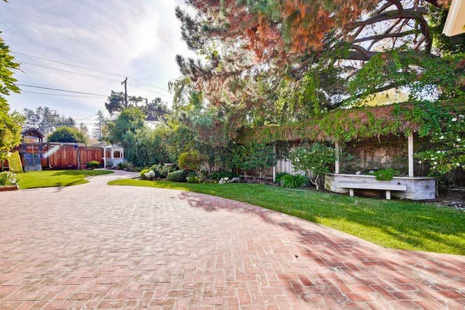 Gorgeous Ranch Home on a 14000 Sq. Ft. Garden Lot! gallery image 4