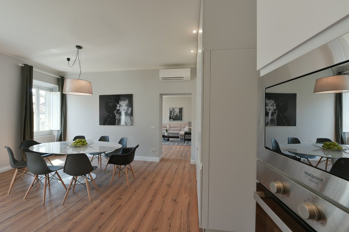 Santa Croce Deluxe – Bright and Spacious 4 Bedroom gallery image 4