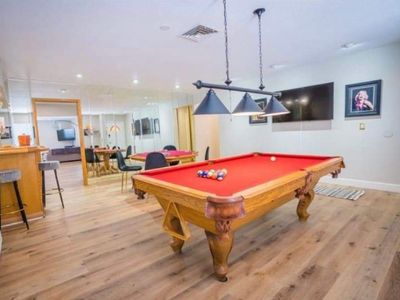 Modern/Vintage Home Getaway & near Strip