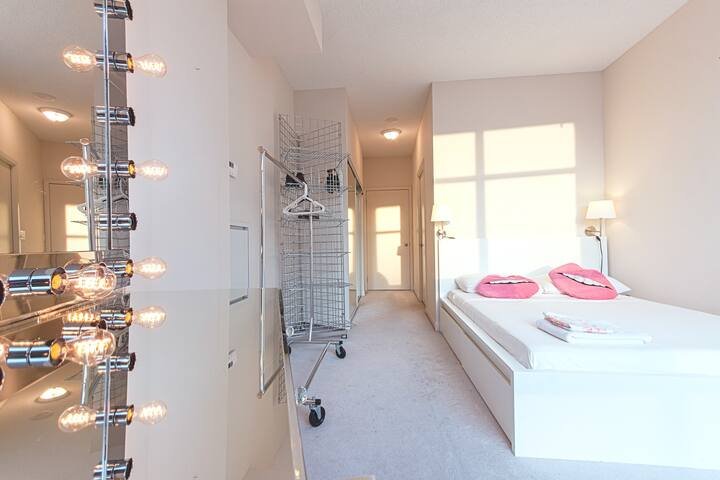 Elegant 2 BD Waterfront Condo Downtown Toronto gallery image 4