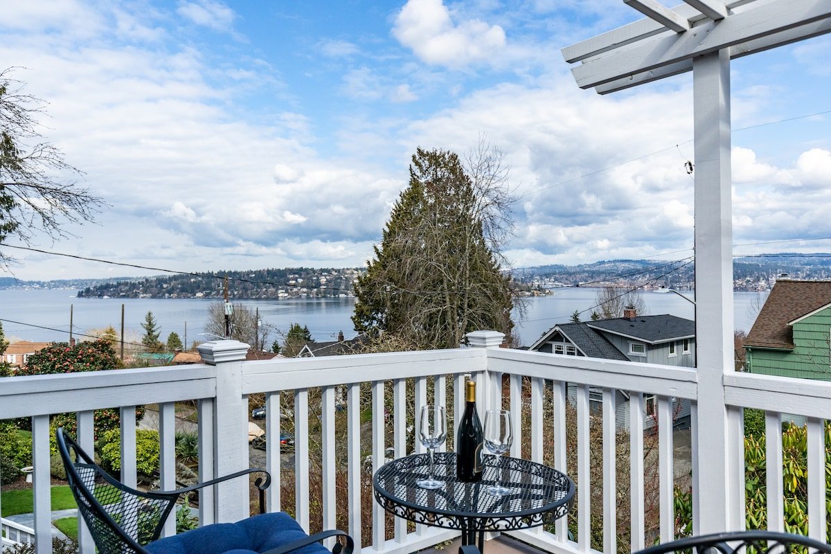 Lake Washington View Home with Hot Tub BBQ Garden gallery image 2