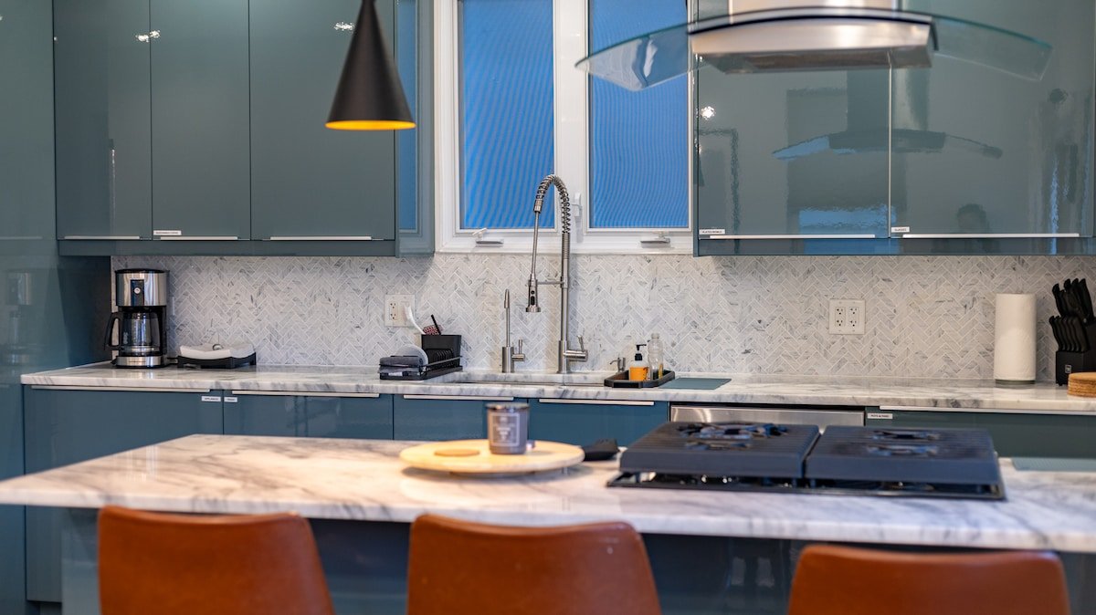 Modern Comfort + Garage, Steps from Blue Line. gallery image 5