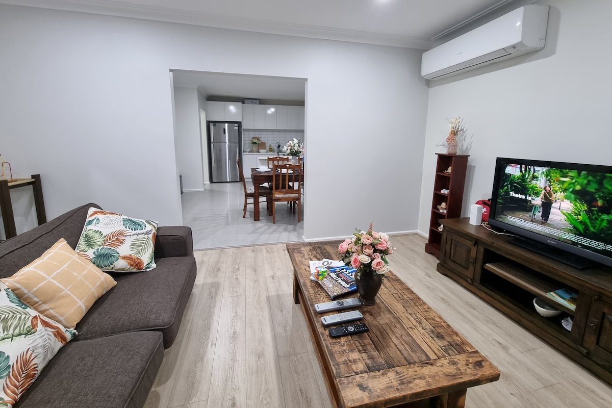 2 House Huge Family Retreat 4BR House+2 BRBungalow gallery image 3