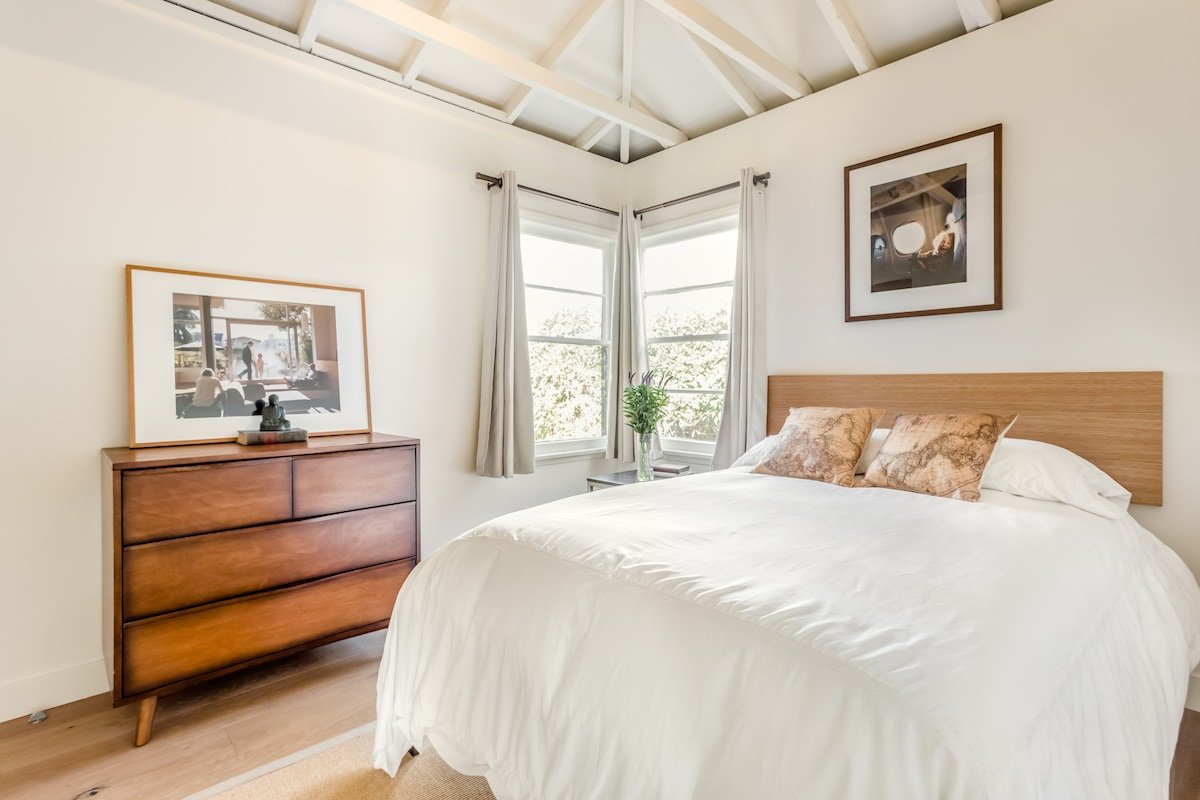 Quintessential Venice Beach Bungalow with Beautiful Yard gallery image 5