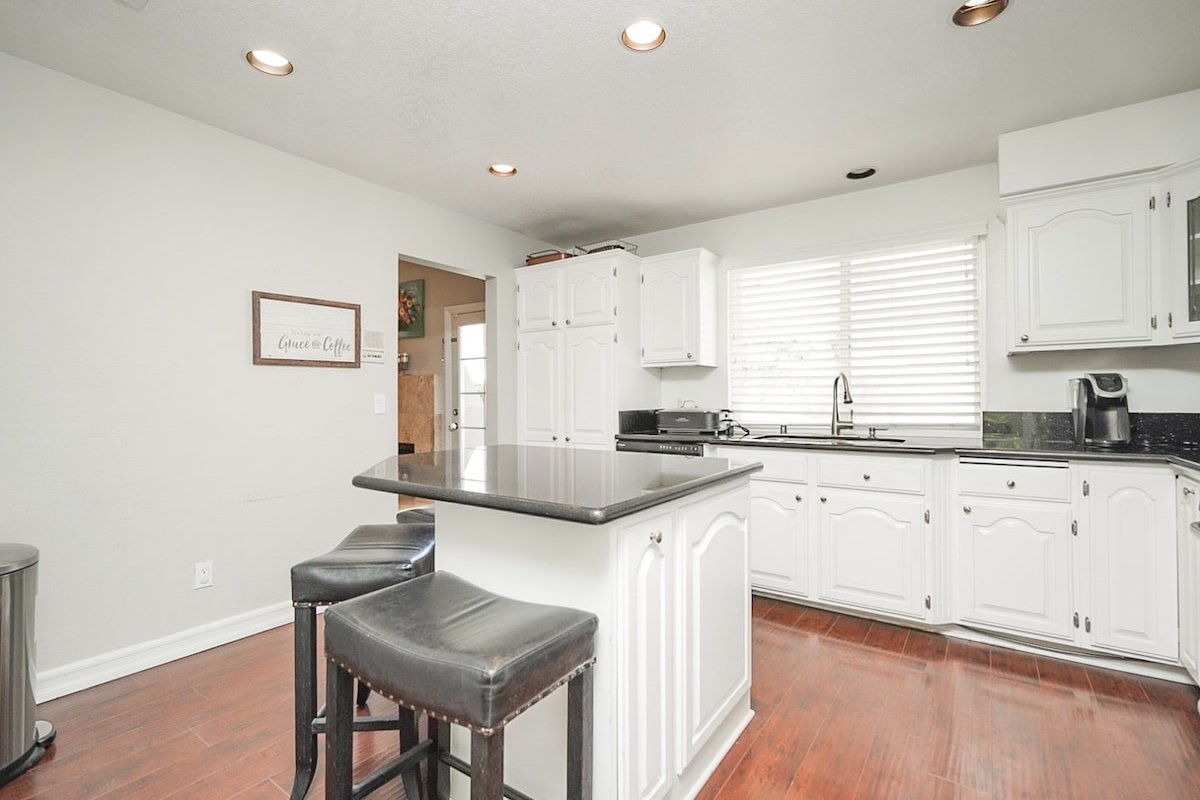 Valencia CA Stunning 3100+sqft, 5 Bed/5Bath home gallery image 5