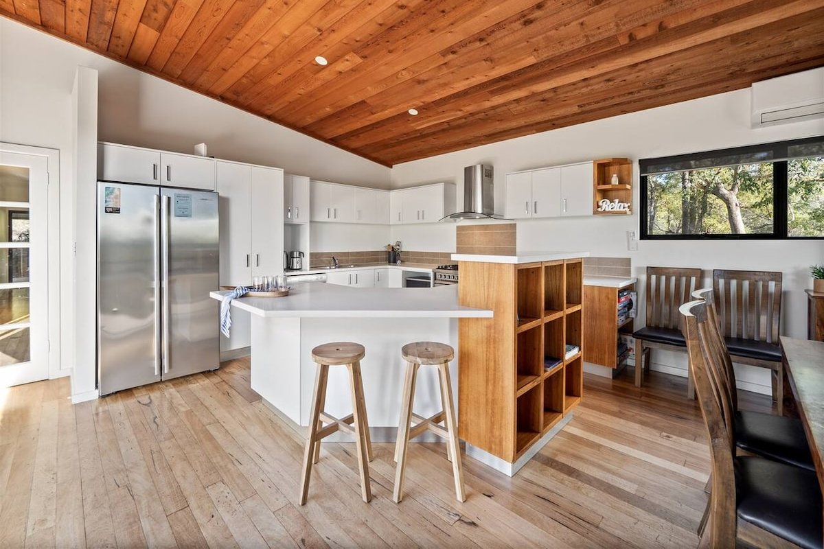 Big Rock Dreaming—Bush Retreat w/ Stylish Comforts gallery image 4