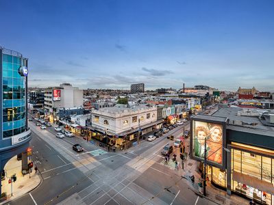 Stunning 6 Star Luxury- Car Spot, Pool, Gym & Wifi