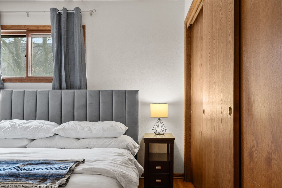 Cozy House on Beautiful Summit Ave! gallery image 4