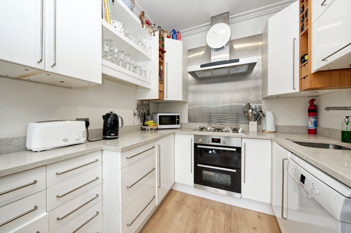 Gorgeous 4-bed House Near Museums & Hyde Park gallery image 5