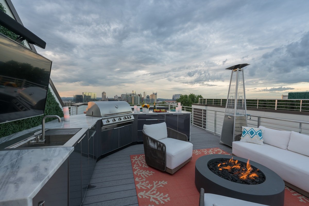 Private Rooftop, Fire Pit, & Downtown Views gallery image 3